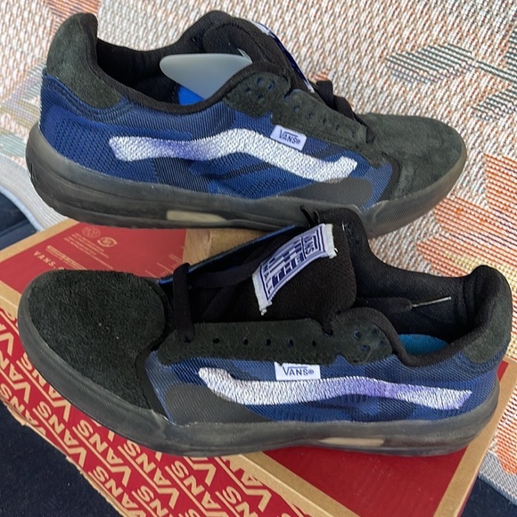 Vans WMNS Evdnt Ultimatewaf
(Deuce) Black/True Blue
VN0ASDY78B2
Sneakers - Picture 15 of 16